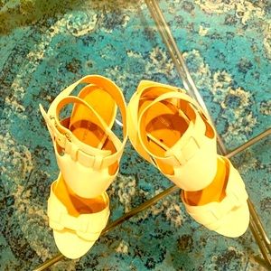 ✨Via Spiga✨ Cream Double Strap Sandal W/Chunky Heel